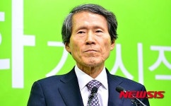 마른 침 삼키는 한상진 위원장