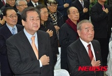 국민의례하는 김무성-김봉조