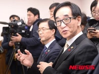 인사를 나누는 이준식 부총리