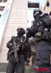 완전 무장한 경찰특공대