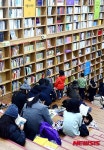 따뜻한 도서관에서 책 읽는 시민들
