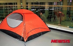 폭설 제주공항 대합실에 텐트 등장