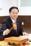 성영훈 권익위원장의 의사봉 타봉