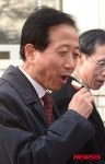 법원 앞 장터 나온 심상철 고등법원장