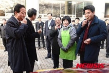 법원 앞에 들어선 장터