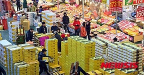 설 앞두고 활기 넘치는 농수산물 도매시장