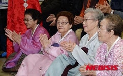 재롱잔치에 즐거운 어르신들