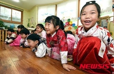 설 맞이 큰절하는 어린이들