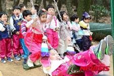 한복 입고 민속놀이