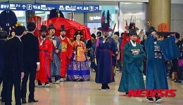 공항에 나타난 왕과 비
