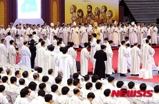 서훔 후보자에게 안수하는 사제단