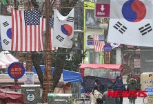 한-미 국기 걸린 쇼핑로