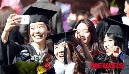 활짝 웃는 졸업생들