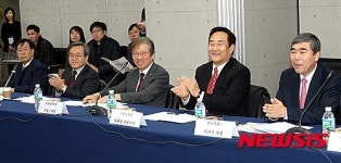 박수치는 바이오 헬스산업 육성 민관협의체 회의 참석자들