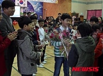 영동 산골 용화초 나 홀로 졸업식 눈길