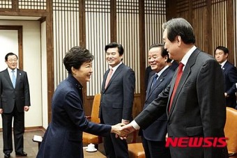 김무성 대표와 인사 나누는 박근혜 대통령
