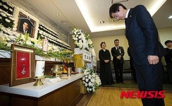 묵념하는 조경태