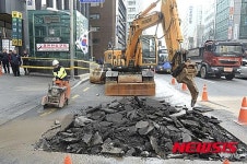 시청역 9번 출구 앞 도로 침하
