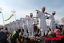 재현되는 창녕 3·1민속문화제 구계목도