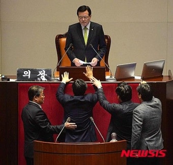 정의화 신상발언에 반발하는 야당 의원들