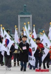 태극기 휘날리며 첫 수업 받는 신입생들