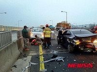 군산 옥산교차로 빗길 교통사고