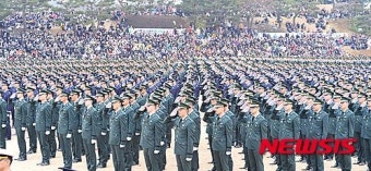 박근혜 대통령에게 경례하는 임관 장교들