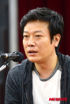 취재진 질문에 답변하는 강신구