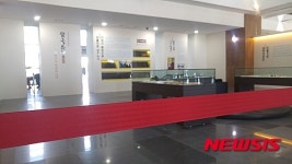 출입 통제된 신청사 1층 전시장