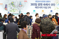 공원 속 아파트 에코시티 더샵 2차 둘러보는 고객들