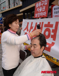 상생을 외치며 미스터피자 가맹점주 삭발