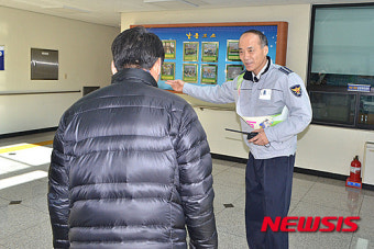 민원인 안내하는 주용환 밀양서장