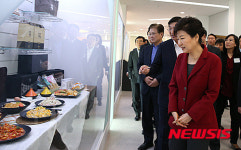 수산가공선진화단지 홍보관 둘러보는 박 대통령