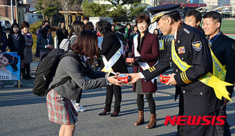학교폭력 예방 캠페인 전개하는 주용환 밀양서장