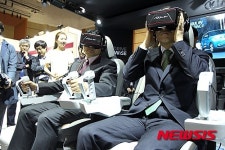 가상현실 체험하는 환경부 장관과 제주지사