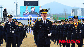 축사 경청하는 임용자들