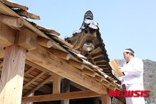 전통 너와올리기