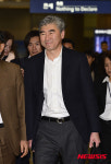 미소 지으며 입국하는 성 김