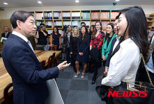 스탠퍼드 경영대학원 학생들과 이야기 하는 박원순 서울시장