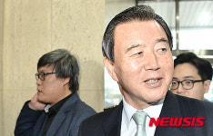 당사에 입장하는 홍문표, 최공재 위원