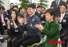 퍼포먼스 관람하는 박 대통령