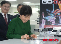 디제잉 기기 시연하는 박 대통령