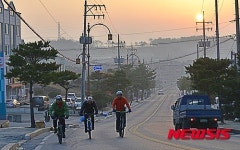 [뉴시스 앵글]제천시장 대학가 자전거 투어