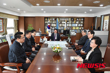 ㈜제이와이산업개발, 위탁아동 위한 후원금 전달