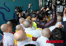 시청 진입하는 스님들
