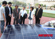 태양전지차량 보는 송희영