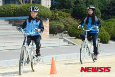 중1 여학생 자전거 타기