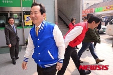 이화동 주민센터서 만난 오세훈-정세균