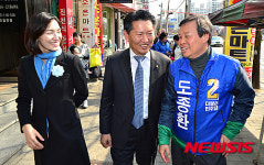 청주 방문한 더컸유세단