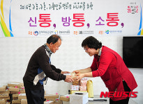 광전농악마을 노인회장에게 기념품 전달하는 부녀회